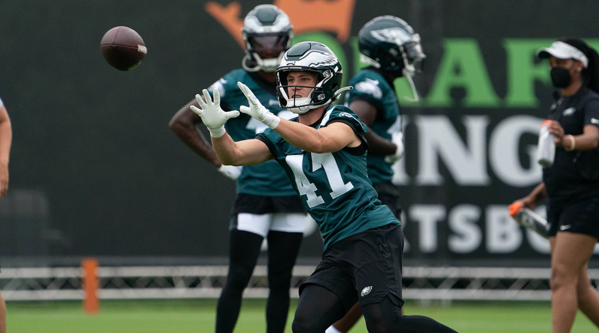 Eagles Rookie Parks With Fans After He’s Turned Away From Team Lot