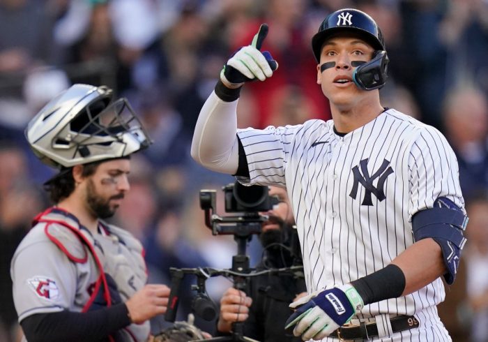 Aaron Judge Kisses Yankees Jersey After Homer Amid Free Agency Rumors