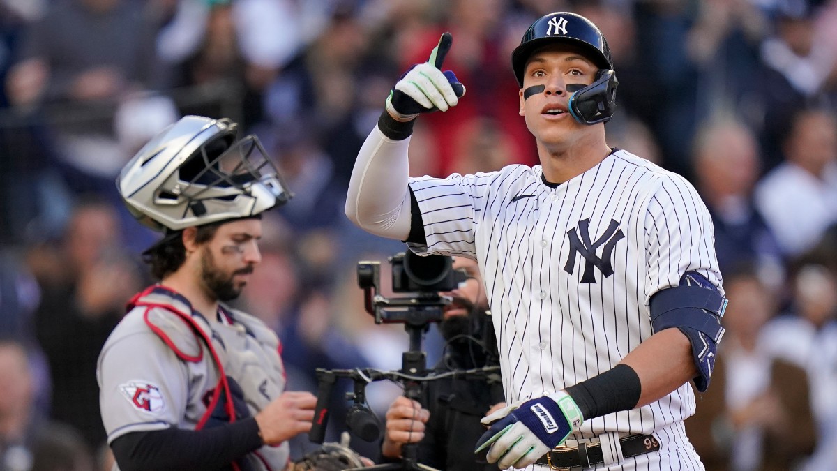 Aaron Judge Kisses Yankees Jersey After Homer Amid Free Agency Rumors