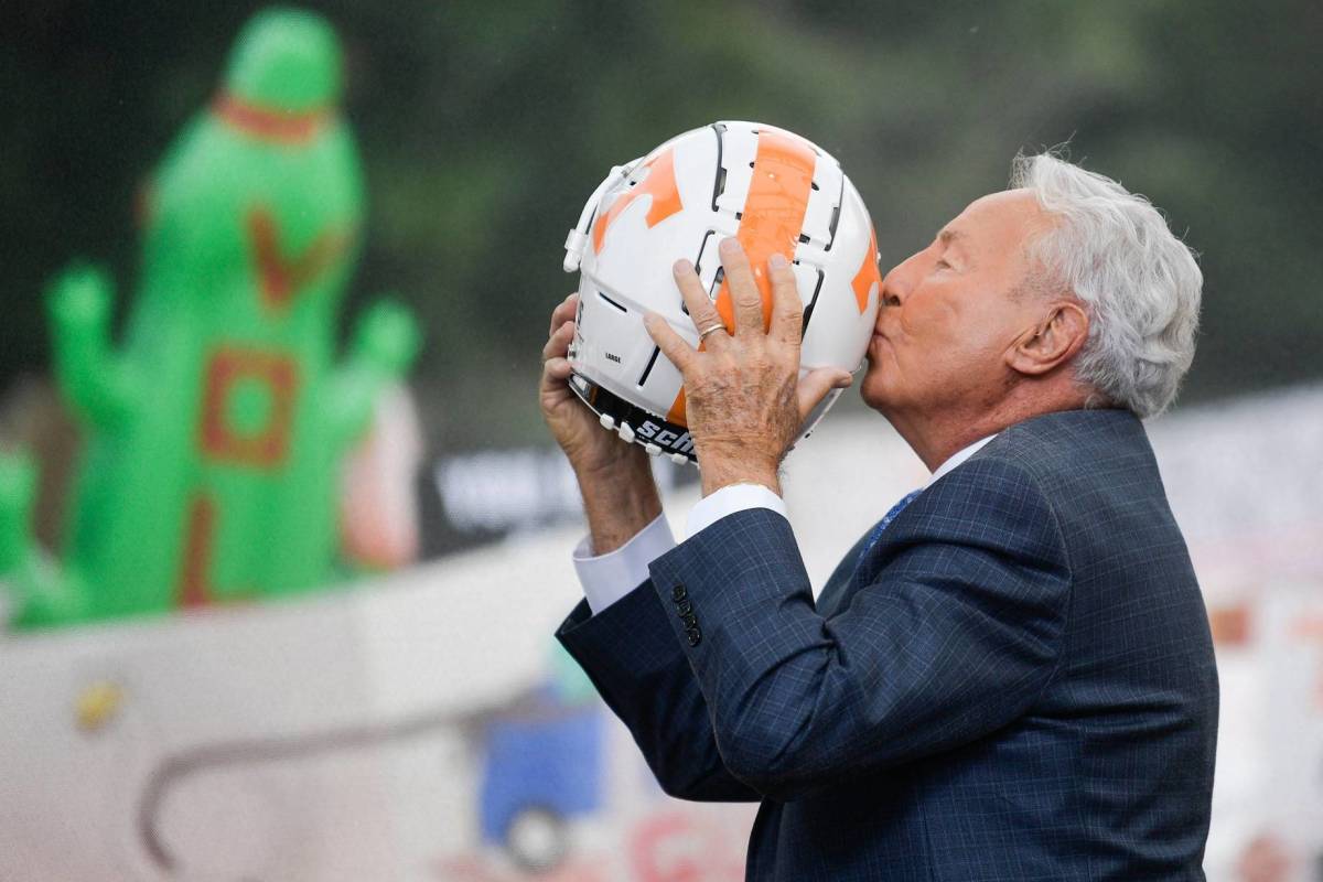 ESPN Posts Lee Corso at Meeting for Saturday’s ‘GameDay’