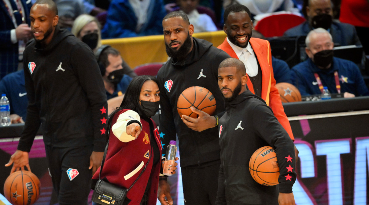 LeBron Says He’d Dunk on His Mother If She Played for the Clippers