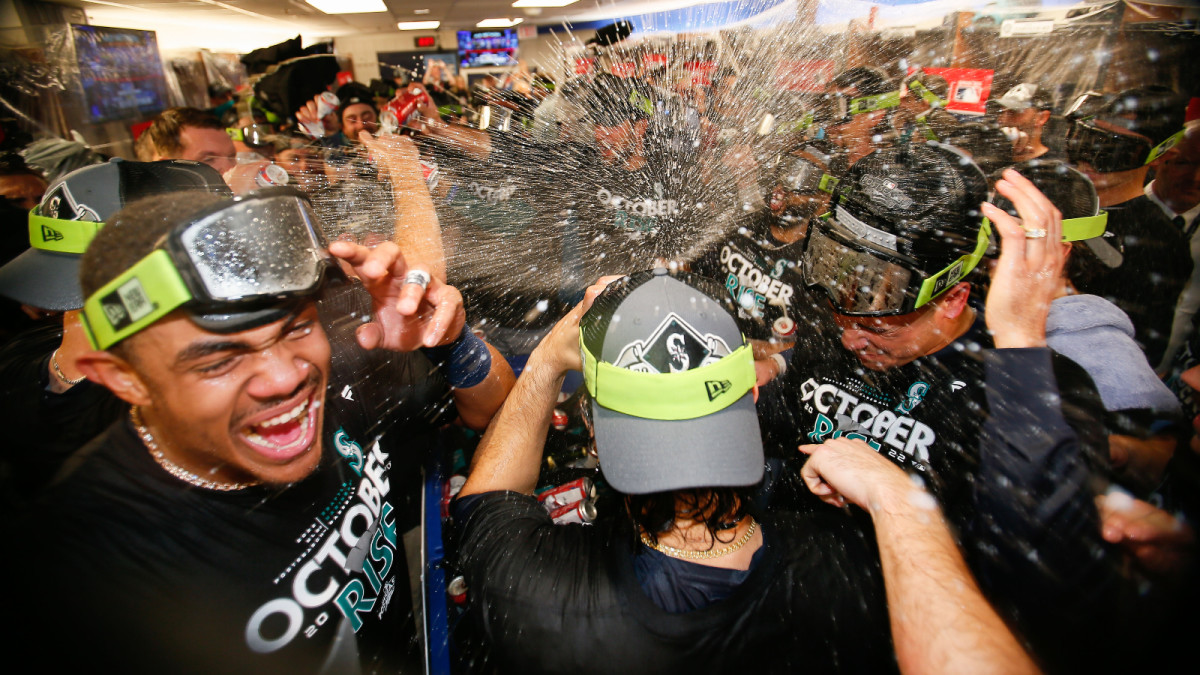 Mariners Dance on Blue Jays’ Field After Record Comeback to Eliminate Toronto