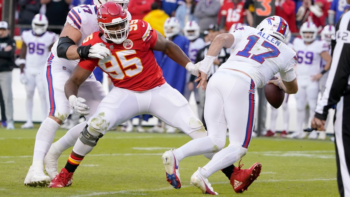NFL World Reacts to Missed Tripping Penalty in Bills-Chiefs Game