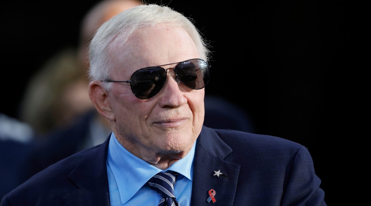 Jerry Jones Comments on His Blind Referee Halloween Costume