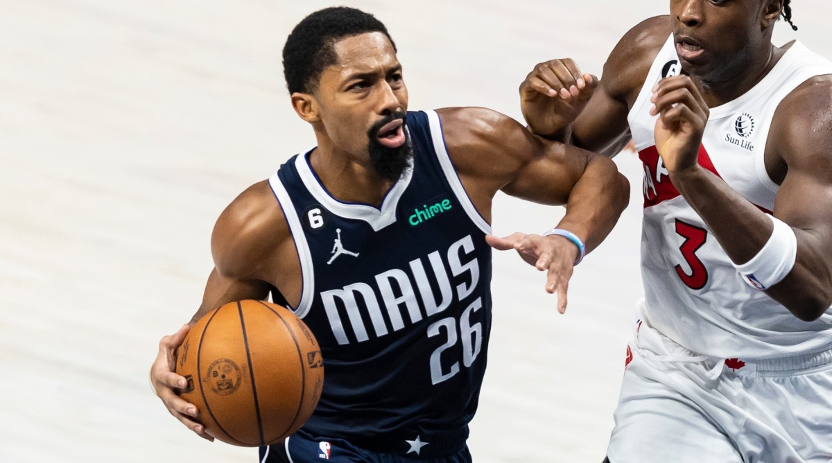 Mavs’ Dinwiddie Says Referee Used Obscenity After Tech Foul