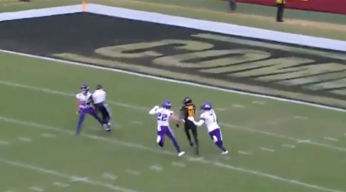 Referee Collides With Vikings Defender on Commanders’ TD Pass