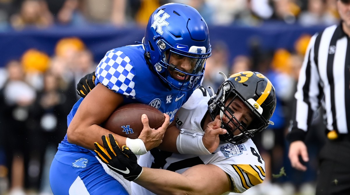 Iowa Jumps Out to Lead Over Kentucky With Pair of Pick Sixes