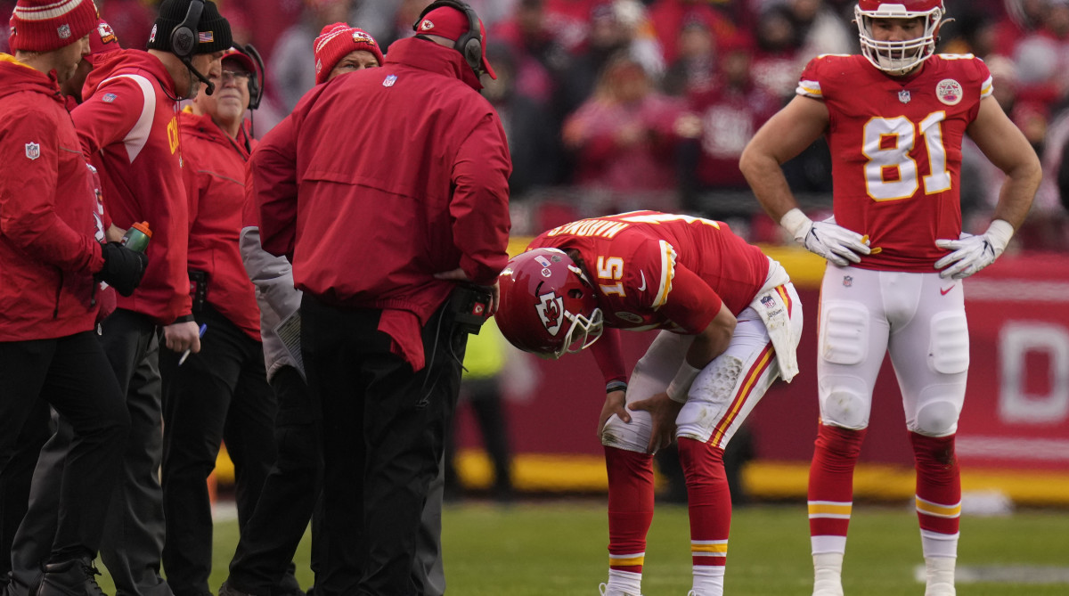 Patrick Mahomes Heads to Locker Room With Ankle Injury