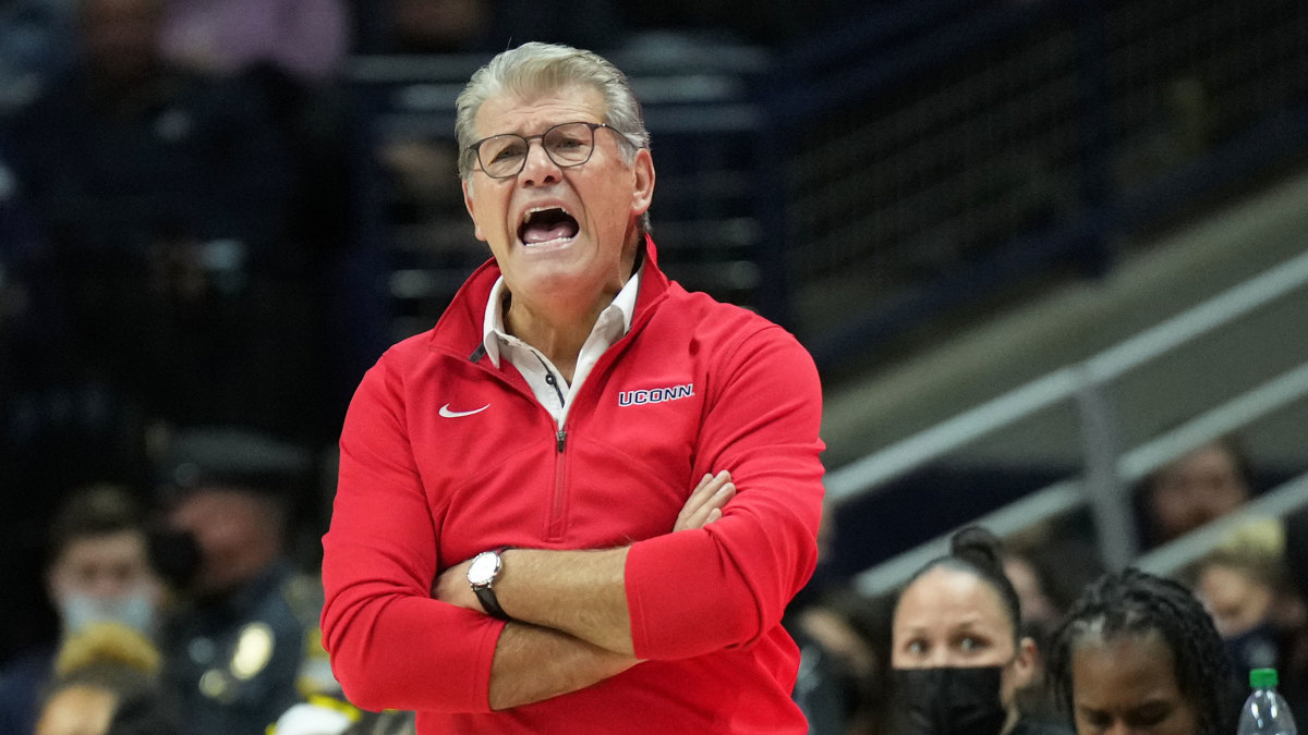 UConn's Geno Auriemma Sounds Off on Officiating