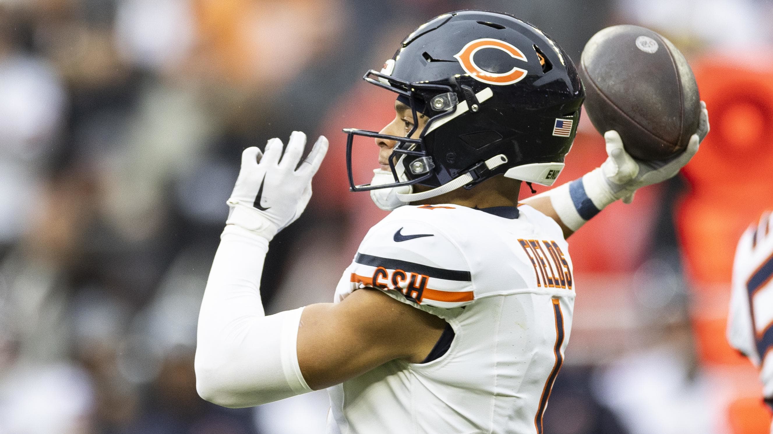  Chicago Bears quarterback Justin Fields (1) throws the ball in a game against the Browns. 